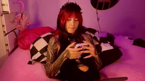 Snapshot of goddess_vee_ chatting on February 28, 2:56 am vee online show from February 28, 2:56 am