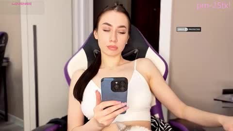 Snapshot of goddessemmmyy chatting on February 19, 1:29 pm Goddess EmmaBratt princess online show from February 19, 1:29 pm