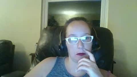 Snapshot of goddessmilfcrysyal chatting on November 18, 9:14 am Crystal online show from November 18, 9:14 am