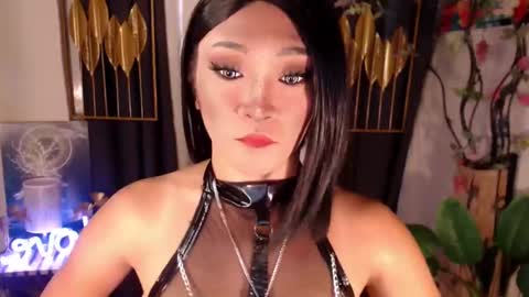quinnie online show from December 12, 4:59 am