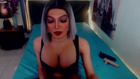 Snapshot of goddessselfsucker chatting on February 5, 6:18 am Lucy Pearl online show from February 5, 6:18 am