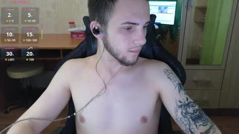 Snapshot of golden_boyyy21 chatting on June 25, 9:19 pm Golden boyyy21 online show from June 25, 9:19 pm