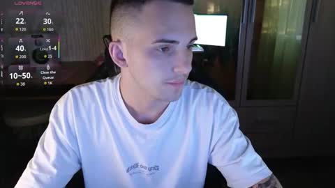 Snapshot of golden_boyyy21 chatting on July 6, 5:26 pm Golden boyyy21 online show from July 6, 5:26 pm