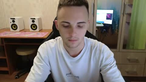 Snapshot of golden_boyyy21 chatting on July 7, 5:39 pm Golden boyyy21 online show from July 7, 5:39 pm
