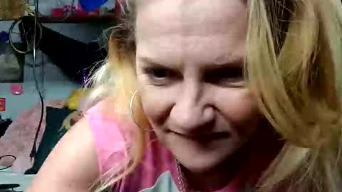 Snapshot of goldendoll1704 chatting on February 15, 7:38 am goldendoll1704 online show from February 15, 7:38 am