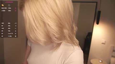 Snapshot of goldie_muss chatting on October 20, 3:51 am Molly online show from October 20, 3:51 am