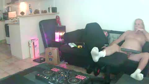 Snapshot of goldyguy011 chatting on June 8, 9:15 pm goldyguy011 online show from June 8, 9:15 pm