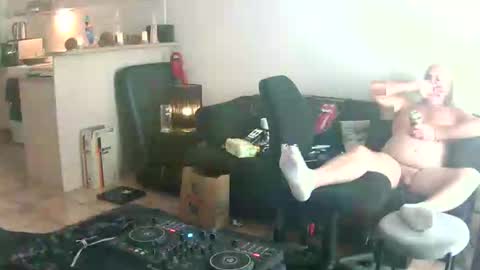 Snapshot of goldyguy011 chatting on June 10, 5:07 am goldyguy011 online show from June 10, 5:07 am