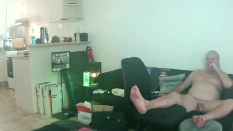 Snapshot of goldyguy011 chatting on June 12, 3:27 am goldyguy011 online show from June 12, 3:27 am