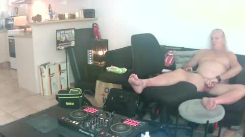 Snapshot of goldyguy011 chatting on June 14, 12:19 am goldyguy011 online show from June 14, 12:19 am
