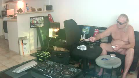 Snapshot of goldyguy011 chatting on June 15, 6:59 am goldyguy011 online show from June 15, 6:59 am