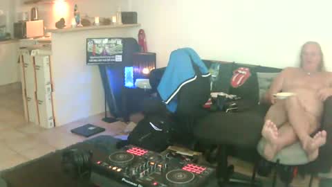 Snapshot of goldyguy011 chatting on June 25, 6:18 am goldyguy011 online show from June 25, 6:18 am