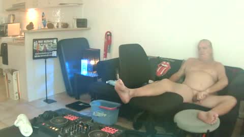 Snapshot of goldyguy011 chatting on July 1, 11:59 pm goldyguy011 online show from July 1, 11:59 pm