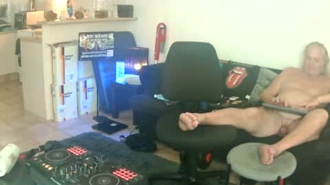 Snapshot of goldyguy011 chatting on July 6, 11:18 pm goldyguy011 online show from July 6, 11:18 pm