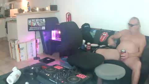 Snapshot of goldyguy011 chatting on July 15, 5:18 pm goldyguy011 online show from July 15, 5:18 pm