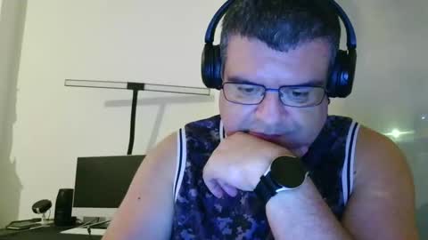 gomezgonz5 online show from September 21, 10:44 pm
