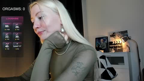 Snapshot of goodg_oddamn chatting on December 15, 8:58 pm SOPHIE online show from December 15, 8:58 pm
