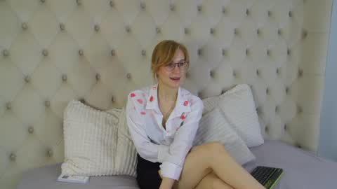 Snapshot of gracehudsons chatting on April 5, 5:15 am Grace online show from April 5, 5:15 am