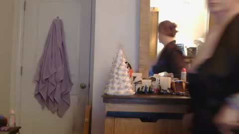 Snapshot of grateful42day chatting on December 22, 4:53 am grateful42day online show from December 22, 4:53 am