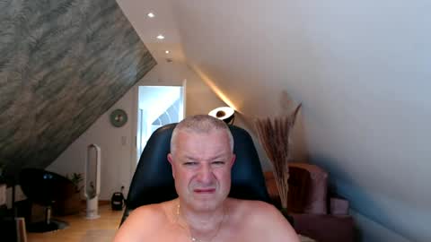 Snapshot of grau197077 chatting on June 30, 10:05 am grau197077 online show from June 30, 10:05 am