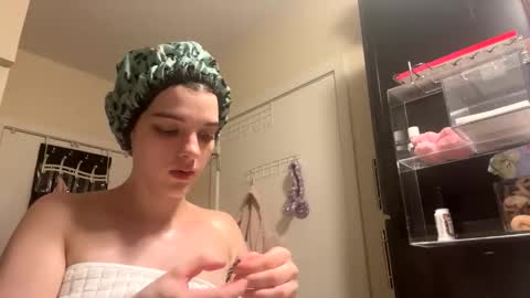 greeneyedmilly online show from November 10, 1:37 am