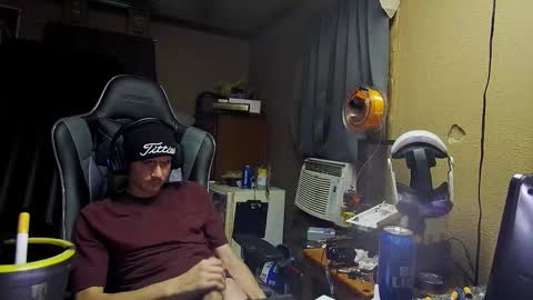 Snapshot of greenlungs8195 chatting on October 21, 2:51 pm Greenlungs8195 online show from October 21, 2:51 pm