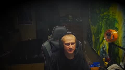 Snapshot of greenlungs8195 chatting on November 16, 5:18 pm Greenlungs8195 online show from November 16, 5:18 pm