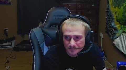 Snapshot of greenlungs8195 chatting on November 20, 5:12 pm Greenlungs8195 online show from November 20, 5:12 pm