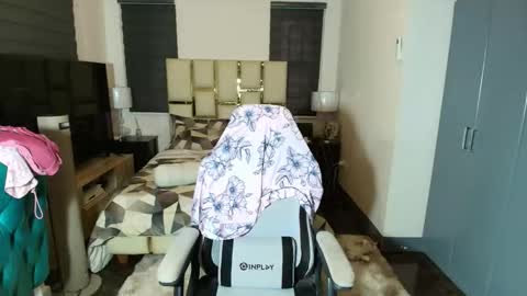 greta_v online show from December 19, 8:43 am