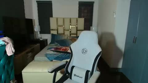 greta_v online show from January 7, 7:44 am