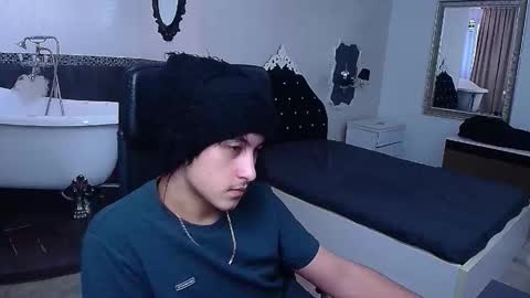 Snapshot of griffindane chatting on February 20, 5:37 am GriffinDane online show from February 20, 5:37 am