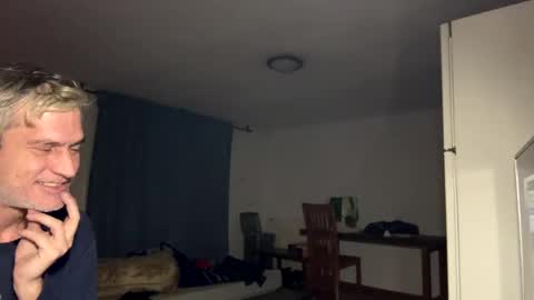 Snapshot of guardiannif_ chatting on February 9, 8:13 pm guardiannif_ online show from February 9, 8:13 pm