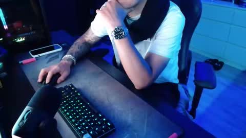 Snapshot of guayaco_ chatting on February 7, 6:00 pm Guayaco online show from February 7, 6:00 pm