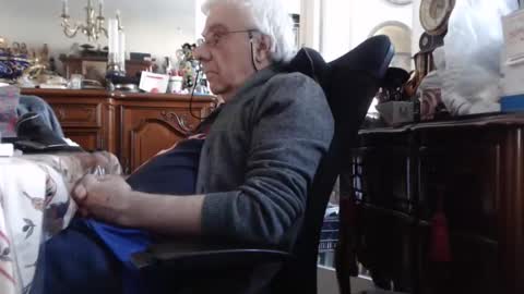 Snapshot of gueraldus chatting on December 4, 9:29 am guerald online show from December 4, 9:29 am