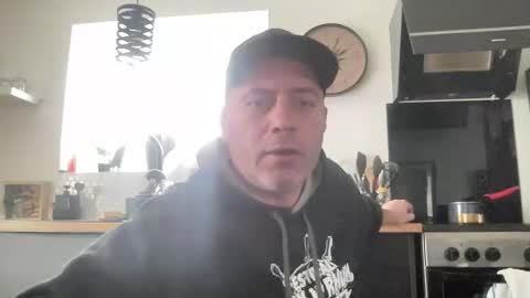 guil0 online show from March 1, 5:04 pm