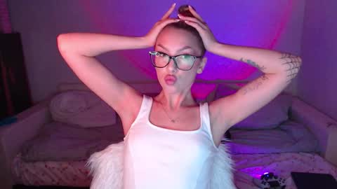 Snapshot of guilty_pleasureee chatting on November 3, 9:48 pm Marta online show from November 3, 9:48 pm