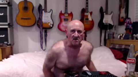 Snapshot of guitarsexgod chatting on January 22, 5:59 am Mario online show from January 22, 5:59 am