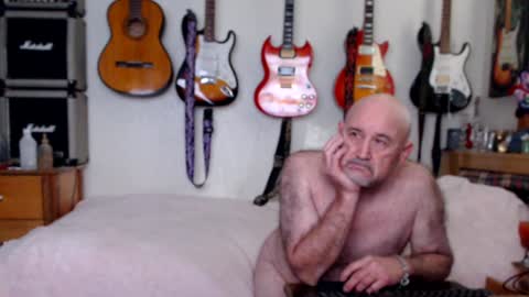 Snapshot of guitarsexgod chatting on January 25, 4:57 pm Mario online show from January 25, 4:57 pm