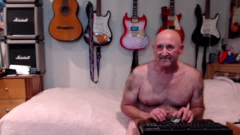 Snapshot of guitarsexgod chatting on February 6, 10:26 am Mario online show from February 6, 10:26 am