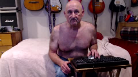 Snapshot of guitarsexgod chatting on February 7, 4:35 pm Mario online show from February 7, 4:35 pm