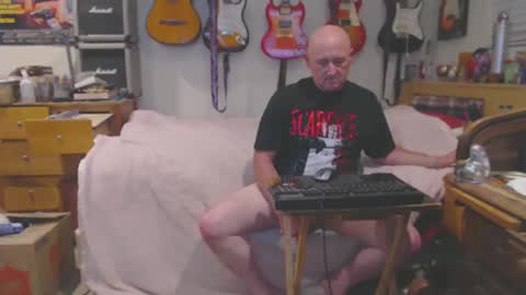 Snapshot of guitarsexgod chatting on February 18, 6:48 am Mario online show from February 18, 6:48 am