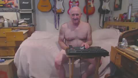 Snapshot of guitarsexgod chatting on February 19, 2:01 am Mario online show from February 19, 2:01 am