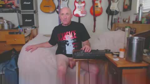Snapshot of guitarsexgod chatting on February 19, 10:09 pm Mario online show from February 19, 10:09 pm
