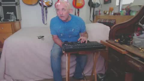 Snapshot of guitarsexgod chatting on February 27, 7:26 pm Mario online show from February 27, 7:26 pm