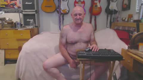 Snapshot of guitarsexgod chatting on March 4, 3:04 pm Mario online show from March 4, 3:04 pm