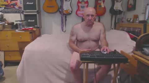 Snapshot of guitarsexgod chatting on March 5, 10:44 am Mario online show from March 5, 10:44 am