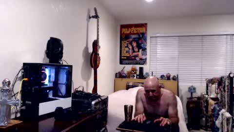 Snapshot of guitarsexgod chatting on September 22, 9:00 am Mario online show from September 22, 9:00 am