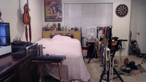Snapshot of guitarsexgod chatting on October 6, 7:17 am Mario online show from October 6, 7:17 am
