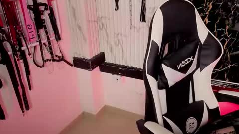 Miss online show from November 10, 4:06 pm