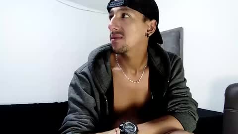 Snapshot of guykarim chatting on February 20, 6:06 am karim online show from February 20, 6:06 am